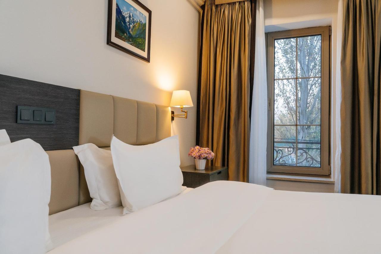 Ambassador Hotel Bishkek Ngoại thất bức ảnh