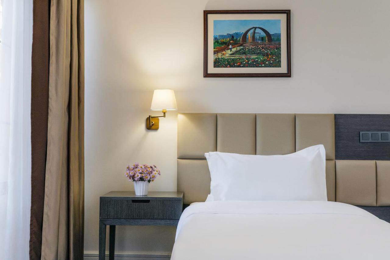 Ambassador Hotel Bishkek Ngoại thất bức ảnh